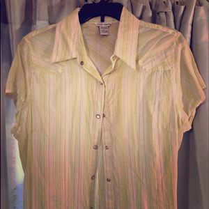 Nice & comfy snap button blouse.